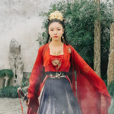 紅衣帶兵器女生頭像，唯美古風(fēng)真人頭像