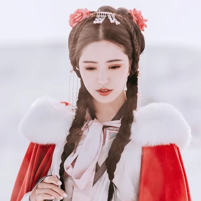 風(fēng)雪中紅披風(fēng)女生頭像，唯美古風(fēng)真人頭像