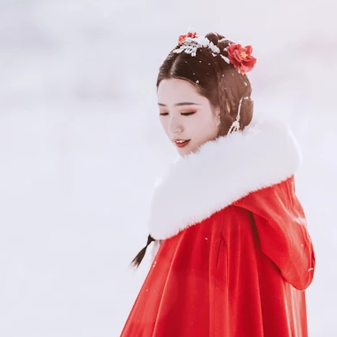 風(fēng)雪中紅披風(fēng)女生頭像，唯美古風(fēng)真人頭像
