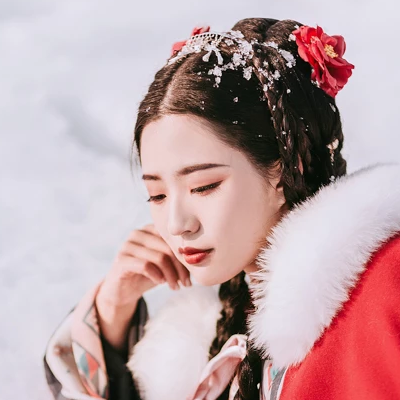 風(fēng)雪中紅披風(fēng)女生頭像，唯美古風(fēng)真人頭像