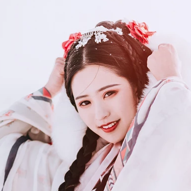 風(fēng)雪中紅披風(fēng)女生頭像，唯美古風(fēng)真人頭像