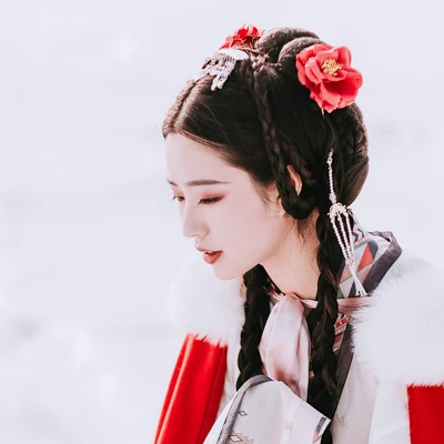風(fēng)雪中紅披風(fēng)女生頭像，唯美古風(fēng)真人頭像
