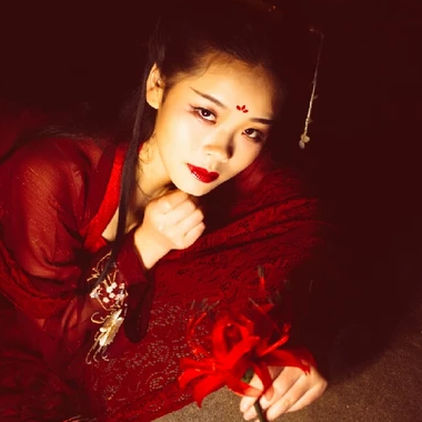 夜晚彼岸花紅衣女生頭像，唯美古風(fēng)真人頭像