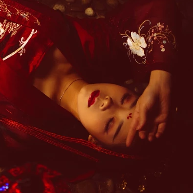 夜晚彼岸花紅衣女生頭像，唯美古風(fēng)真人頭像