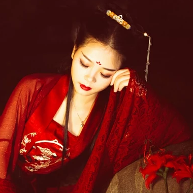 夜晚彼岸花紅衣女生頭像，唯美古風(fēng)真人頭像