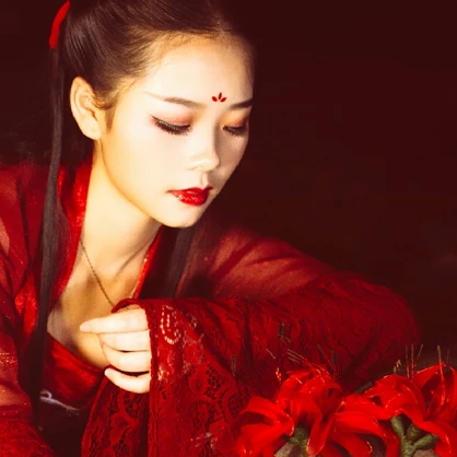 夜晚彼岸花紅衣女生頭像，唯美古風(fēng)真人頭像