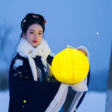 月夜下提燈女生頭像，唯美古風真人頭像
