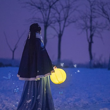 月夜下提燈女生頭像，唯美古風真人頭像