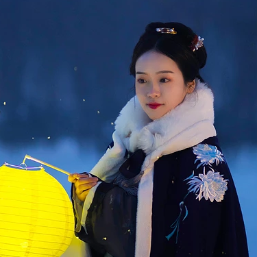 月夜下提燈女生頭像，唯美古風真人頭像