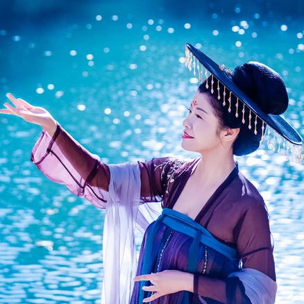 波光秋色帶古琴女生頭像，唯美古風(fēng)真人頭像