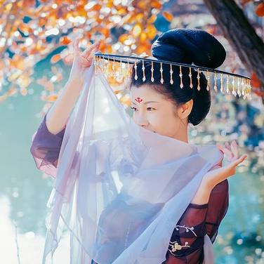 波光秋色帶古琴女生頭像，唯美古風(fēng)真人頭像