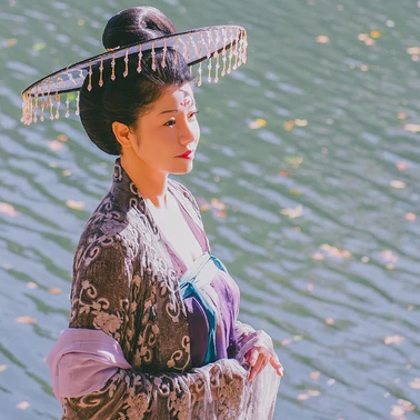 波光秋色帶古琴女生頭像，唯美古風(fēng)真人頭像