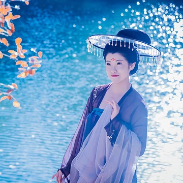 波光秋色帶古琴女生頭像，唯美古風(fēng)真人頭像