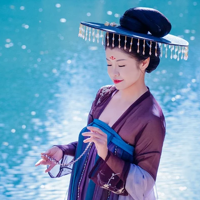 波光秋色帶古琴女生頭像，唯美古風(fēng)真人頭像