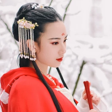 寒雪紅披風女生頭像，唯美古風真人頭像