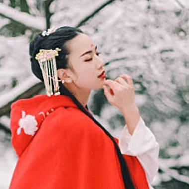 寒雪紅披風女生頭像，唯美古風真人頭像