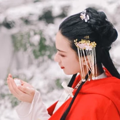 寒雪紅披風女生頭像，唯美古風真人頭像