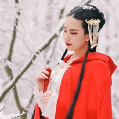 寒雪紅披風女生頭像，唯美古風真人頭像
