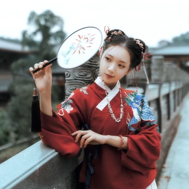 古典紅衣漢服帶團(tuán)扇女生頭像，唯美古風(fēng)頭像