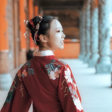 古典紅衣漢服帶團(tuán)扇女生頭像，唯美古風(fēng)頭像