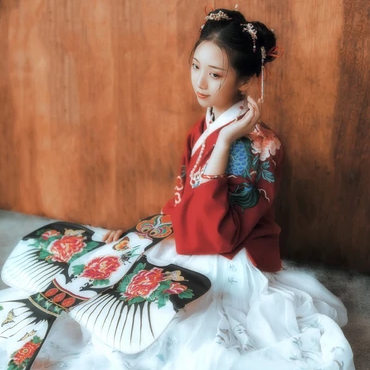 古典紅衣漢服帶團(tuán)扇女生頭像，唯美古風(fēng)頭像