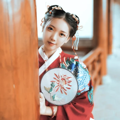 古典紅衣漢服帶團(tuán)扇女生頭像，唯美古風(fēng)頭像