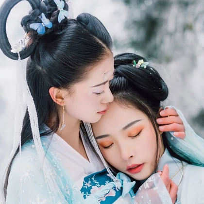 雪地清新閨蜜帶傘頭像，唯美古風(fēng)真人頭像