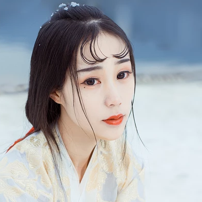 江山雪地帶傘女生頭像，唯美古風真人頭像