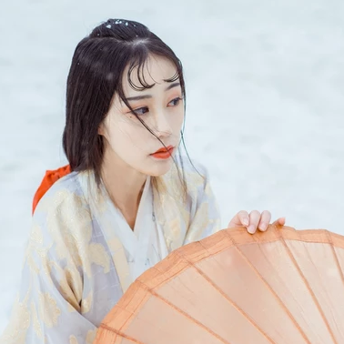 江山雪地帶傘女生頭像，唯美古風真人頭像