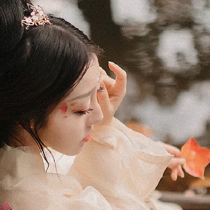 秋葉帶團(tuán)扇文藝女生頭像，唯美古風(fēng)真人頭像