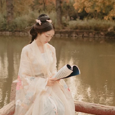 秋葉帶團(tuán)扇文藝女生頭像，唯美古風(fēng)真人頭像
