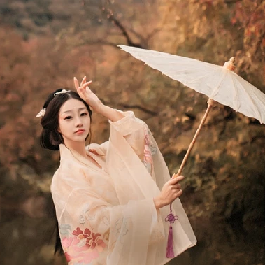 秋葉帶團(tuán)扇文藝女生頭像，唯美古風(fēng)真人頭像