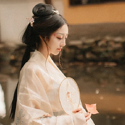 秋葉帶團(tuán)扇文藝女生頭像，唯美古風(fēng)真人頭像
