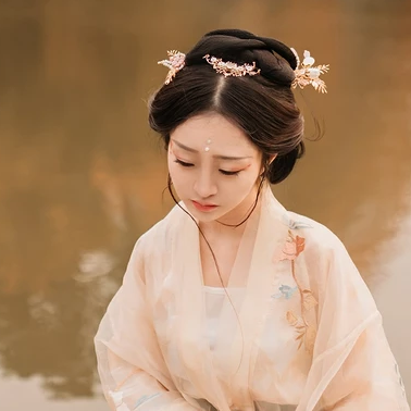 秋葉帶團(tuán)扇文藝女生頭像，唯美古風(fēng)真人頭像