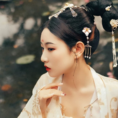 花溪佳人帶團(tuán)扇女生頭像，唯美古風(fēng)真人頭像