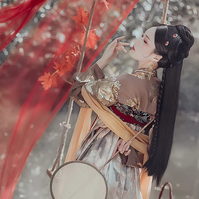 秋千仕女帶團扇女生頭像，唯美古風真人頭像