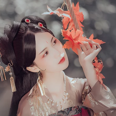 秋千仕女帶團扇女生頭像，唯美古風真人頭像