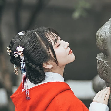 清新文藝紅披風女生頭像，唯美古風真人頭像