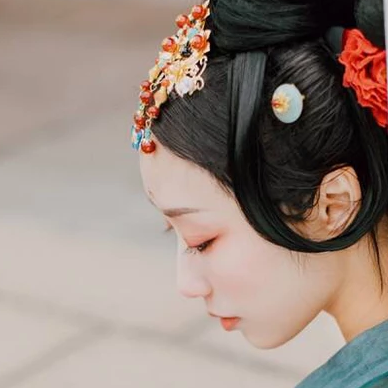 紅妝典雅帶傘團(tuán)扇女生頭像，唯美古風(fēng)真人頭像