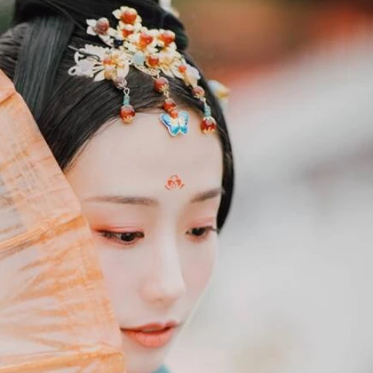 紅妝典雅帶傘團(tuán)扇女生頭像，唯美古風(fēng)真人頭像