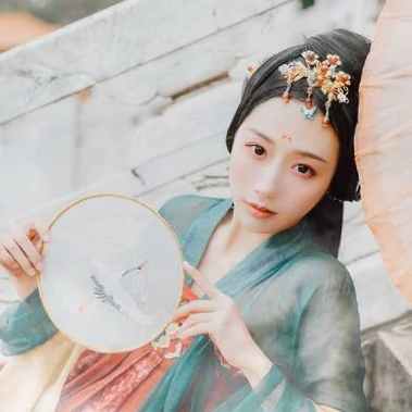 紅妝典雅帶傘團(tuán)扇女生頭像，唯美古風(fēng)真人頭像