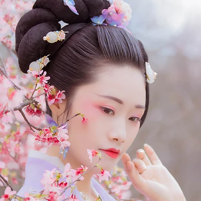 櫻花樹(shù)下粉色佳人女生頭像，唯美古風(fēng)真人頭像