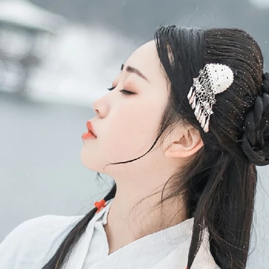 白衣素雪帶傘女生頭像，唯美古風(fēng)真人頭像