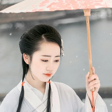 白衣素雪帶傘女生頭像，唯美古風(fēng)真人頭像