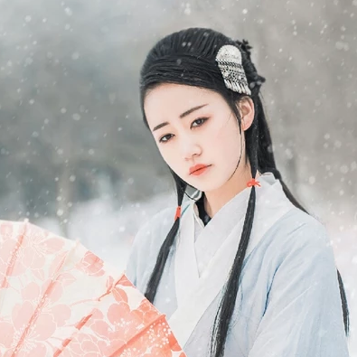 白衣素雪帶傘女生頭像，唯美古風(fēng)真人頭像