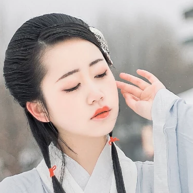 白衣素雪帶傘女生頭像，唯美古風(fēng)真人頭像