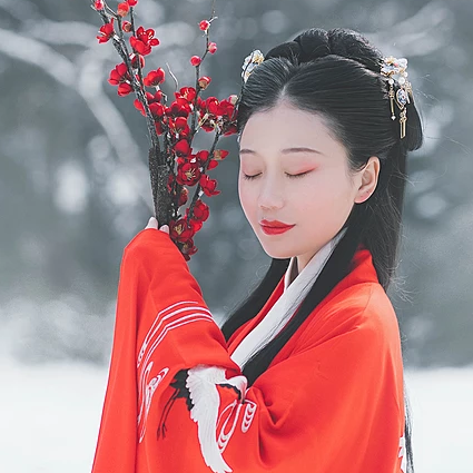 紅梅白雪彈琴女生頭像，唯美古風(fēng)真人頭像