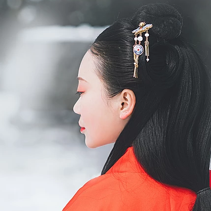 紅梅白雪彈琴女生頭像，唯美古風(fēng)真人頭像