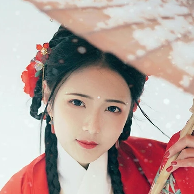 冷艷紅衣白雪女生頭像，唯美古風(fēng)真人頭像