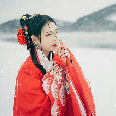 冷艷紅衣白雪女生頭像，唯美古風(fēng)真人頭像